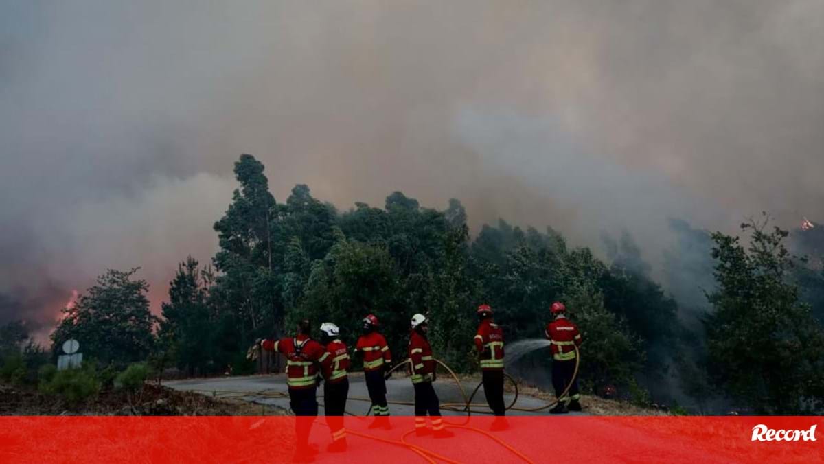 Fogos em Cabeceiras de Basto e Póvoa de Lanhoso com casas na linha de fogo