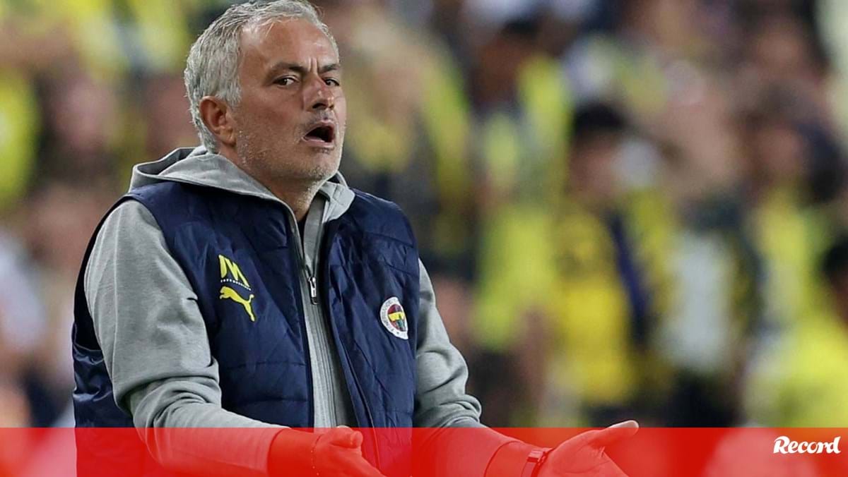 Mourinho trabalha "12 horas por dia" no Fenerbahçe: «Durmo nas instalações, não vim aqui de férias»