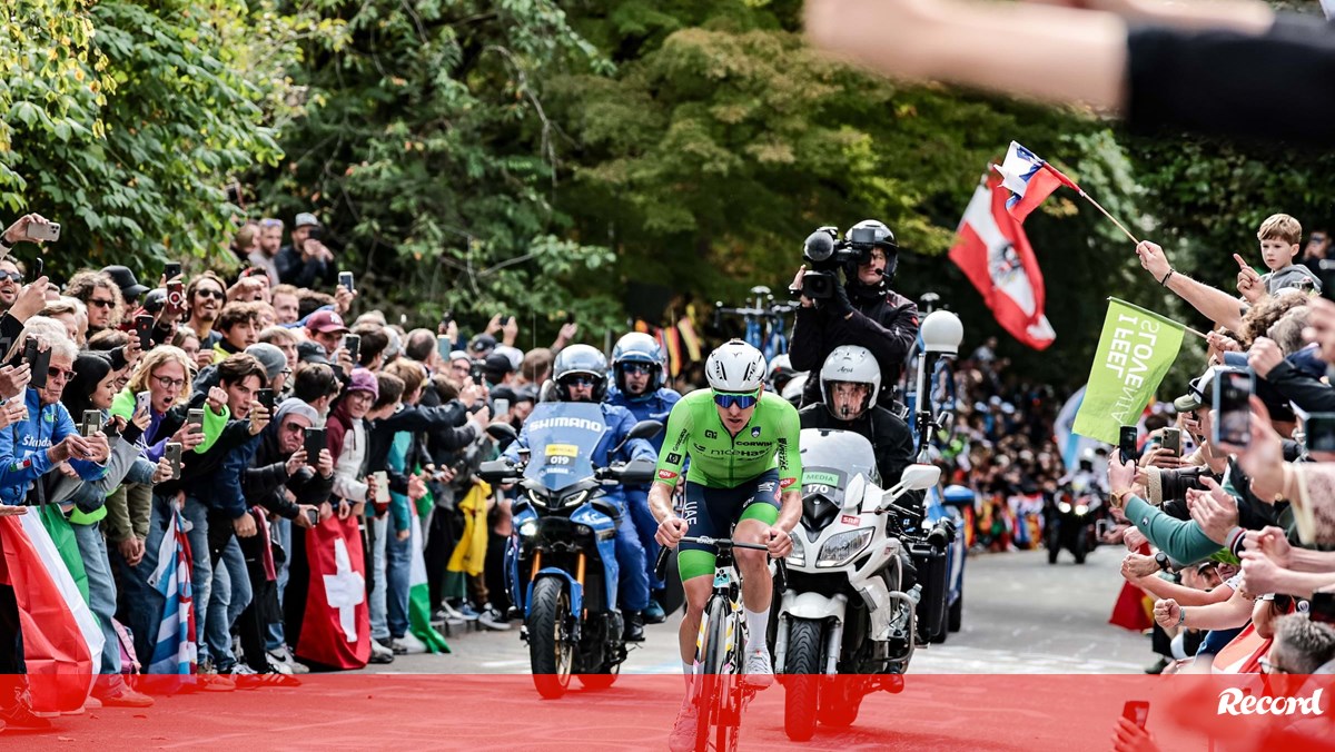 Tadej Pogacar sagra-se campeão mundial com ataque... a 100 km da meta