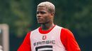 MIKA FAYE: Foi colocado insistentemente na rota do FC Porto durante o marcado, mas o jovem central senegalês acabou por mudar-se para os franceses do Rennes, com a turma blaugrana a reservar 30% de uma futura venda e ainda a ficar com a possibilidade de voltar a contar com os seus serviços por 25 milhões de euros