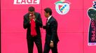 O momento em que Bruno Lage beija a camisola do Benfica após ser apresentado