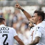 Dupla na luta pela vaga de Mangas no onze do V. Guimarães