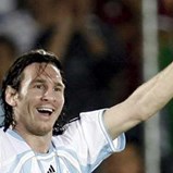 Não expulsou Messi e exigiu em troca receber camisola do argentino: ex-árbitro explica decisão