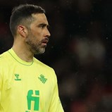 Claudio Bravo disposto a deixar reforma para ajudar Barcelona