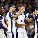 Tottenham vence Qarabag mesmo com 10 durante praticamente todo o jogo