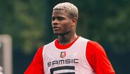 MIKA FAYE: Foi colocado insistentemente na rota do FC Porto durante o marcado, mas o jovem central senegalês acabou por mudar-se para os franceses do Rennes, com a turma blaugrana a reservar 30% de uma futura venda e ainda a ficar com a possibilidade de voltar a contar com os seus serviços por 25 milhões de euros