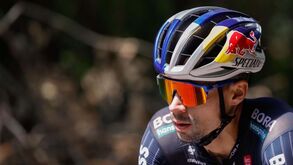 Primoz Roglic penalizado em 20 segundos por apanhar 'boleia' atrás do carro da sua equipa