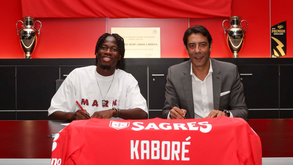O momento em que Issa Kaboré assinou pelo Benfica: as imagens do novo '28' das águias