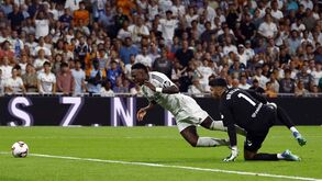 Van Basten chocado com decisão do árbitro no Real Madrid-Betis: «Vinícius dá um pontapé em Rui Silva...»