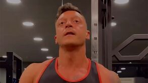 Um ano a dar forte no ginásio: a transformação de Mesut Özil