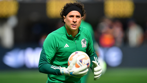 Bomba de mercado: Guillermo Ochoa confirmado por uma temporada no AVS SAD