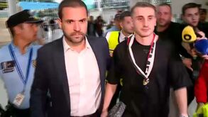 O momento em que Aktürkoglu chegou ao aeroporto de Lisboa para reforçar o Benfica