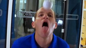 Surreal: homem usa a boca para apanhar e atirar bola de ténis de mesa contra a parede e bate recorde do Guinness