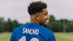 Emmanuel Petit não compreende ida de Sancho para o Chelsea: «Ainda sobram números nas camisolas?»