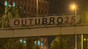 Tarja junto ao Estádio da Luz deixa 'recado' à direção do Benfica: «Outubro 25»