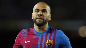 Dani Alves 'regressa' ao futebol... em liberdade condicional