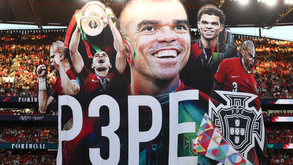 Pepe homenageado na Luz antes do Portugal-Croácia: ex-central recebeu ovação estrondosa