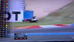 A queda assustadora de Toprak Razgatlioglu em Magny-Cours