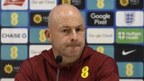 Estala a polémica em Inglaterra: selecionador recusa-se a cantar o hino antes do jogo com a Irlanda