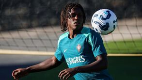 Quenda à porta de estreia histórica