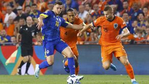 De Ligt frustrado após cometer erro no Holanda-Bósnia: «É f... Devia ter feito melhor»