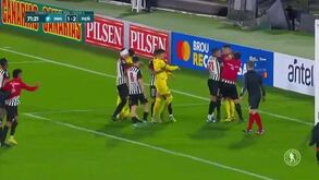 Guarda-redes provoca adversários com toques na bola e confusão instala-se no relvado com empurrões e... chapadas
