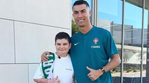 Criança que perdeu os pais em explosão surpreendida: recebeu 100m€ e ainda conheceu Cristiano Ronaldo