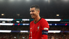 Harry Kane rendido a Cristiano Ronaldo: «Vê-lo marcar o golo 901 da carreira aos 39 anos inspira-me...»