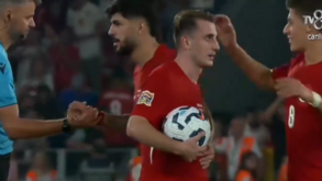 Aktürkoglu marcou um hat-trick frente à Islândia e no final... levou a bola do jogo para casa