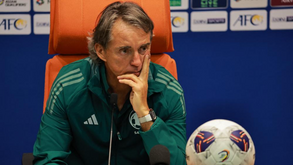 Mancini critica liga saudita pelo número de estrangeiros: «Tenho 20 dos meus jogadores sentados no banco»