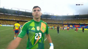 Dibu Martínez não gostou de ser filmado após derrota da Argentina e fez isto à câmara