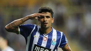 Lucho González: «No meu segundo ano no FC Porto disseram-me que tinha de escrever um livro...»