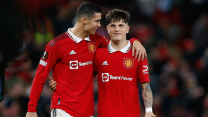 Garnacho 'gostou' das declarações de Ronaldo sobre Ten Hag e adeptos do Man. United reagem: «Vai para o banco»