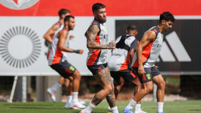 Plantel reunido para afinar tática: Bruno Lage entre o 4x3x3 e o 4x4x2