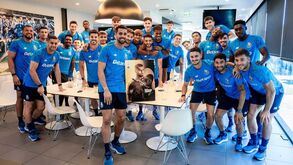 Diogo Costa recebeu quadro com a nomeação para melhor guarda-redes do Mundo