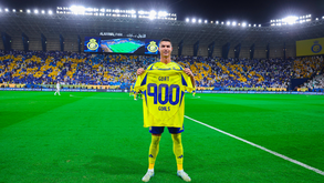 Tarja gigante e camisola a condizer: Al Nassr homenageia Cristiano Ronaldo pelos 900 golos na carreira
