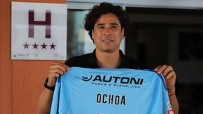 Guillermo Ochoa é capitão do AVS SAD... logo no jogo de estreia 