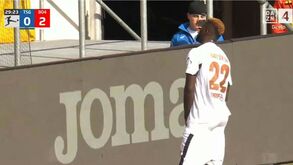 Boniface inova na celebração do golo: avançado do Leverkusen... baixa os calções
