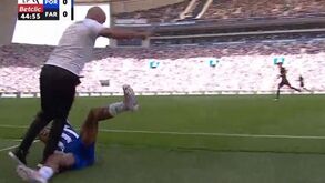 Insólito: Galeno é derrubado por Artur Jorge e acaba a rasteirar... José Mota