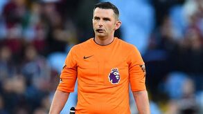 Michael Oliver arbitra jogo do Benfica com o Estrela Vermelha em Belgrado