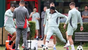 Slot sabe como travar Rafael Leão na Champions e atira: «É um dos melhores jogadores do Milan»