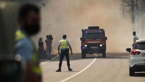 Sete mortos desde domingo, casas destruídas e estradas cortadas: incêndios continuam a deixar rasto de destruição