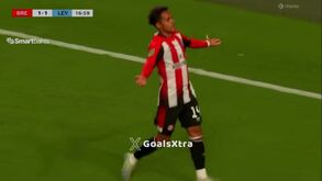 Fábio Carvalho estreia-se a marcar pelo Brentford com pontapé de bicicleta