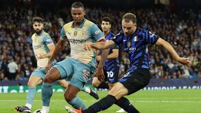 Akanji passa a bola ao fiscal de linha a pensar que é Bernardo Silva: a culpa é do equipamento