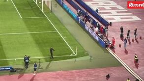 Bruno Lage eufórico após a vitória do Benfica na Sérvia: treinador correu para celebrar com os adeptos