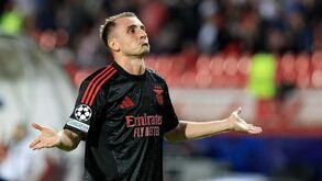 Benfica cresce à boleia de Aktürkoglu