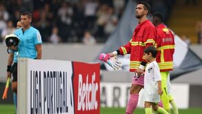 Homenagem especial: capitães Bruno Varela e Diogo Costa entraram em campo vestidos de bombeiros