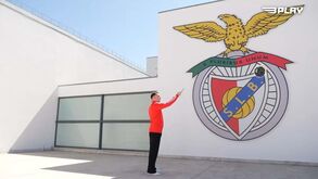 Kökçü interrompe 'wingardium leviosa' de Aktürkoglu para lhe mostrar o Benfica Campus