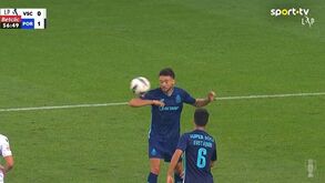 V. Guimarães pediu penálti de João Mário antes do segundo golo do FC Porto: árbitro mandou seguir