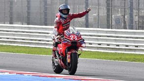 Bastianini vence GP Emilia Romagna com final polémico e Miguel Oliveira em 10.º